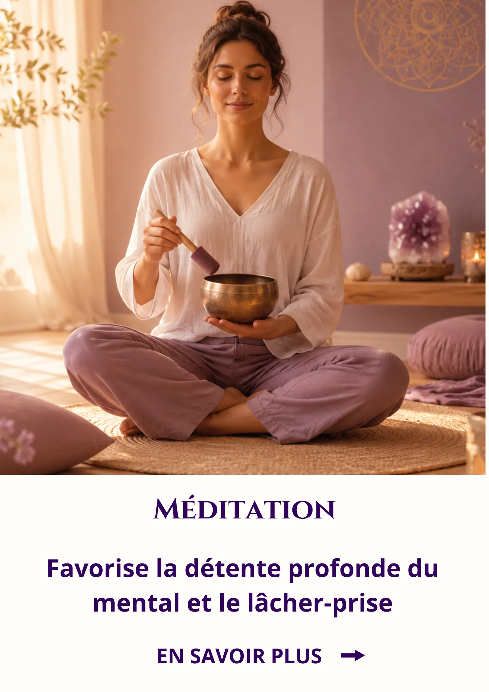 Méditation en entreprise, femme guide de méditation en tailleur avec un bol tébétain, ambiance chaleureuse couleur mauve et bougies